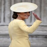 كيت ميدلتون اليوم تشع بالأصفر بفستان من المصممة النيوزلندية Emilia Wickstead ضمن احتفالات اليوبيل البلاتيني للملكة اليزابيث.