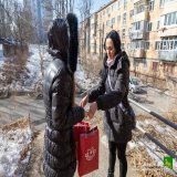 Администрация Владивостока совместно с компанией "Ратимир" вручила колбасу вдовам погибших в войне  ну пельмени были, теперь вот колбаса  Ну самое крутое это торты с цветами как на праздник