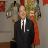 日本の東京地検特捜部は14日、東京五輪・パラリンピックをめぐる汚職事件で大会スポンサーを務めた出版大手「KADOKAWA」の角川歴彦会長（79）を贈賄容疑で逮捕した。  6日には、この汚職事件をめぐり「KADOKAWA」の元専務2人が贈賄と受託収賄の容疑で逮捕された。  更に大物がいるはず。