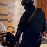 Бойца ММА задержали в Москве по подозрению в вымогательстве у несовершеннолетнего. В октябре 2021 года Асхаб Магомедов угрожал пострадавшему применением насилия и распространением информации, позорящей его и его близких. За неразглашение этих сведени