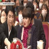 審査員紹介の冒頭で、黒柳徹子さんが しばらく ペンライトを手にして喋っていたのは マイクを手渡してあげた お隣りの羽生結弦さんの笑い方から見て、仕込まれてたボケではないみたい。#NHK紅白