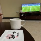 3位決定戦、クロアチア対モロッコの会場は日本がドイツ、スペインと戦ったカリファスタジアム。全8会場の中で唯一サッカー専用じゃないスタジアム。夜のお出かけに備えて、千両を飲みながら、お部屋でいきなり2点入る撃ち合いを観戦　 @tea_shimodozono  #FIFAWorldCupQatar2022