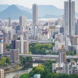 見立山より （広島市東区牛田）  \u2460新幹線とレッドウイング \u2461アストラムライン \u2462新幹線の奥に広島城と原爆ドーム \u2463路面電車とG7広島サミットの会場となる元宇品のプリンスホテル  #見立山 #レッドウイング #アストラムライン #広島城 #原爆ドーム #G7広島サミット