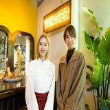 とある日  アニメ版 #波よ聞いてくれ ミナレ役 声優の #杉山里穂 さんが  撮影現場を見学にきてくれました  実写版ミナレ #小芝風花 さんと Wミナレで夢の!?共演  忠也(#片寄涼太)＆マキエ(#中村ゆりか)とも  4/21(金)スタート! 杉山さんの応援も受けて ドラマ版も怒涛の展開でお届けします