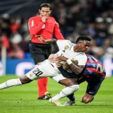 How can Real Madrid play a whole 90 minutes with Barcelona with NO common shots on target?  Waaa see
