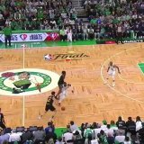 quando eu t&ocirc; jogando basquete e lembro que as pessoas se beijam sem amar