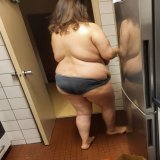هذا ما تخفيه تحت جلبابها. بطون كبيرة وكبيرة الثدي وغريب