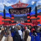 В честь Дня Победы пройдет бесплатный концерт на Дворцовой площади  Для зрителей выступят Александр Розенбаум, Дмитрий Певцов, Василий Герелло, Евгений Дятлов, Елена Ваенга, а также лучшие музыканты Северной столицы.    Вход свободный, начало в 14:00