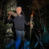 Denis Brogniart, animateur embl&eacute;matique de #KohLanta a d&eacute;sormais sa statue de cire au Mus&eacute;e Gr&eacute;vin. Celle-ci a &eacute;t&eacute; d&eacute;voil&eacute;e ce soir lors d'une c&eacute;r&eacute;monie en son honneur.