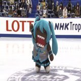 ／  どーも！どーも！  ＼  #NHK杯フィギュア に  #初音ミク のコスプレをした  #どーもくん 登場  会場で華麗なスケーティングを披露しました！  #NHK杯　#フィギュアスケート  ノーカット動画はこちらから