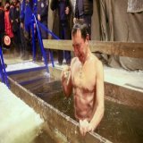 Женщинам запретили смотреть, как глава Якутии Айсен Николаев окунается в крещенскую купель