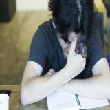 日本人の6人に1人は偏差値40以下、5人に1人は役所の書類を申請できない&hellip;&ldquo;見えない格差&rdquo;をつくった知識社会のザンコク      　説明を読んで役所の書類を正しく記入するためには、偏差値60程度の能力が必要になる。自力で申請できるのはせいぜい5人に1人。