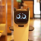 『配膳ロボット』と働く、すかいらーく　導入後に現場で『起きた出来事』とは？    最初に導入したのは『しゃぶ葉』 当初は「本当に使えるのか」「うちの店には必要ない」という声も。 ただ、実際にロボットが配膳する場面を目にして、一気に目の色が変わったという。