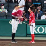 #糸井嘉男 外野手に花束を贈呈した #広島 #carp #菊池涼介 内野手はバットを貰う（撮影・加藤哉）