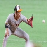 【復刻＝ #おかえりチョーさん 】  《大阪から第3戦の地・福岡へ新幹線で移動。途中停車駅の広島駅で、かつてのチームメート広島長野久義外野手（35）と偶然にも遭遇。窓越しの再会で闘魂を注入された。》  巨人坂本に闘魂&hellip;広島駅で盟友長野が手を振っていた