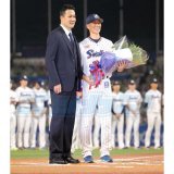 #ヤクルト 対 #ＤｅＮＡ　引退セレモニーでサプライズ登場した #楽天 #田中将大 と写真に納まる #嶋基宏 ！#見せましょうヤクルトスワローズの底力を #スワローズ #RakutenEagles