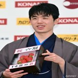 【 #藤井六冠 】 将棋の棋王戦第4局で、渡辺明前棋王を破り最年少で「六冠」を達成した藤井聡太新棋王。対局後の記者会見で、箱に入ったいちごを手に記念撮影に応じました＝目良友樹撮影