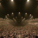 左:満員の横浜アリーナ15000人 右:国葬反対15000人(主催者発表)