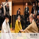 第１局も２日目に。がっぷりよつ。渡辺名人の気迫を感じます。#名人戦　#藤井六冠 【速報中】渡辺名人、本命の封じ手　藤井挑戦者のおやつの選択は？：朝日新聞デジタル