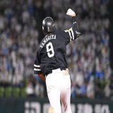 【3150】  ９回１死、左越えに２３号ソロを放ちガッツポーズの柳田（撮影・西田忠信）  #sbhawks #npb #プロ野球 #西スポ #西日本スポーツ  #柳田悠岐 #ギータ