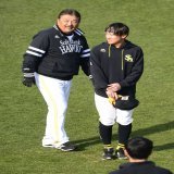 【祝日本代表選出】  WBC日本代表に選出を受け、ナインに報告した #牧原大成 選手(撮影・西田忠信)  #sbhawks #npb #プロ野球 #西スポ #西日本スポーツ #侍ジャパン