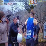 芸能人対抗駅伝  森脇健児、途中で足を痛め歩く  ゴール手前約２キロでスタッフから時間切れで止められるが、森脇健児は歩いてゴールすると言いゴールしたが最下位なので、引退宣言かと思いきや「テレビ東京さんに預けます」とテレ東に一任(笑)  #芸能人 #駅伝 #森脇健児  猫ひろしの猛追は凄かった