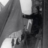 19 января 1943 года. "Блокада Ленинграда прорвана! Жильцы дома № 40 по улице 3-го июля вывешивают флаги." Фотография В. Федосеева.