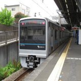 鉄道の種類を判別するのは本当に難しい。 私のような歴の長い熟練者でもない素人はよく種類を間違える。 コツとしては車体の色、車体の形状など常に見える所で識別することだ。 私くらいまで知識が増えると遠目に見ただけで判断が出来るようになる。 これは仙石線205系3100番台です。