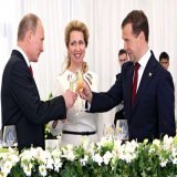Жена председателя правительства России Светлана Медведева любит гулять по улицам Брюгге с 20 телохранителями   Спонсировал развлечения Медведевой миллиардер Зиявудин Магомедов  Его арестовали за хищение 2,5 млрд и создание преступного сообщества