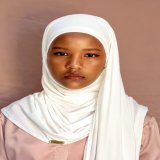 [bb] mau pamerin hasil mekapku. Aku suka bnget sama warna kulitnya, akhirnya ngide bnget buat jadiin dia model hijabku. OMG so stunning! Aku gk pke foundi sama sekali. Cuma makek highlighter stick focallure sama eye mekap biasa. Gk kudu putih glowing