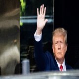 Трамп находится под арестом, ждёт предъявления обвинений, &mdash;  сообщает CNN.  Несколько минут назад Трамп написал в своей социальной сети: &laquo;Это сюрреалистично, они собираются арестовать меня, невероятно, что это происходит в Америке&raquo;.