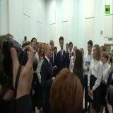 Владимир Путин спел гимн России вместе со школьниками в Калининграде. Это произошло после официальной части открытого урока &laquo;Разговор о важном&raquo;, на котором президент общался с детьми и отвечал на интересующие их вопросы.