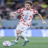 كاكا بعمر الـ 35 اعتزل انيستا بعمر الـ 33 انتهى وانتقل إلى الدوري الياباني تشافي بعمر الـ 35 انتهى وانتقل إلى الدوري القطري جيرارد بعمر الـ 35 انتهى وانتقل إلى الدوري الامريكي  مودريتش بعمر الـ 37 يقود كرواتيا ويطرد البرازيل من المونديال .. ظاهرة كرو