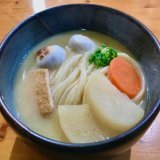 #onej ニッポン列島生電話 ローカルレコメンド  お正月の定番！ご当時お雑煮特集  奥田麻衣アナからプチ情報 香川県のあんもち雑煮と 讃岐うどんがコラボ  白みそアン雑煮うどん！ 観音寺市にある「本場かなくま餅 福田」の 期間限定メニューです