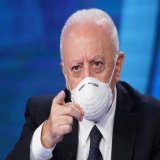 De Luca ha firmato l&rsquo;ordinanza che conferma l&rsquo;obbligo delle mascherine negli ospedali e nelle Rsa. E nello stesso provvedimento &laquo;raccomanda ai cittadini l&rsquo;adozione di comportamenti di prudenza..."