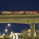 boneco representando vini jr sendo enforcado.  ali em cima uma faixa &ldquo;Atl&eacute;tico de Madrid odeia o Real&rdquo; pra fingir que se trata de rivalidade.  n&atilde;o &eacute; o atl&eacute;tico que odeia o real.  s&atilde;o esses torcedores que