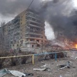 Русский мир пришел в Днепр. По всей видимости этот жилой дом в рос СМИ назовут бандеровской казармой.