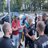 Кино Одеон. Група от 4-5 копейки вдигнаха скандал. Не успяха да попречат на прожекцията, но седят крещят и чакат да свърши. Има 6 полицейски коли. Полицаите не обръщат никакво внимание на крясъците, но ако някой от нас повиши тон ни &ldquo;профилакти