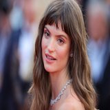 L'actrice sud-africaine Charlbi Dean est d&eacute;c&eacute;d&eacute;e &agrave; l'&acirc;ge de 32 ans d'une "maladie soudaine"    Elle jouait dans Sans Filtre de Ruben Ostlund, r&eacute;cemment r&eacute;compens&eacute; de la Palme d'Or au Festival de 