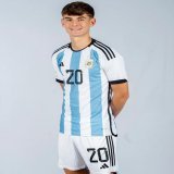 Me declaro totalmente FAN&Aacute;TICO ENFERMO de Nico Paz y me subo a su barco hoy mismo, el video en el que le hacen preguntas y &eacute;l trata con toda su alma de hacer acento argentino pero despu&eacute;s dice "bal&oacute;n, m&iacute;ster" jajjaj