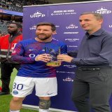 Leo Messi receives the player of the month award from #Ligue1 awarded by the @UNFP !   #???????????????????????????????? | #????????????????????????????????