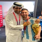 El presidente Nasser Al-Khela&iuml;fi con el campe&oacute;n del mundo Leo Messi.    #FromParisToQatar