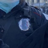 Федеральный закон Российской Федерации от 7 февраля 2011 г. N 3‐ФЗ "О полиции", п.5 ст. 25 &ldquo;На форменной одежде сотрудника полиции, несущего службу в общественных местах, размещается нагрудный знак, позволяющий идентифицировать сотрудника полиц