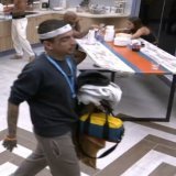 Olha o olhar de &Oacute;DlO dela.  Gente a Keylinha doida pra tacar uma kadeirada no Guim&ecirc; vulgo fum&ecirc;  queridinho do Boninho quando ele passou na cozinha. Se a Key Alves tacar a gente passa o pano n&eacute;.  #BBB23 | #RedeBBB
