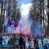 Футбольный матч "Зенит" - "Химки" начался с минуты молчания перед Днем Победы.  Перед началом игры всех спортсменов, а также болельщиков поздравили с наступающим Днем Победы, и присутствовавшие почтили память погибших в Великой Отечественной войне ми