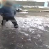 Вот так возвращался домой 6-летний Богдан после того, как его сбил депутат в Новосибирской области. Сергей Мамонтов оставил ребёнка после аварии и скрылся.  Сейчас мальчик находится в больнице в тяжелом состоянии. У ребенка зафиксированы сотрясение г
