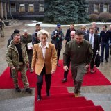 Глава Европейской комиссии Урсула фон дер Ляйен сегодня посетила Киев и встретилась с Зеленским.  Как пишет Agence France-Presse, она заявила, что Европейский союз собирается ввести новые санкции против России к 24 февраля &mdash; годовщине начала во