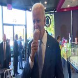 バイデン大統領は、トラス英政権が発足当初に発表した大型減税策について「間違いだと思ったのは私だけではなかった」とアイスクリームを食べながら語った。