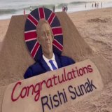 インドの海岸に、砂で作ったスナク像　英国首相への就任祝う（字幕・25日）