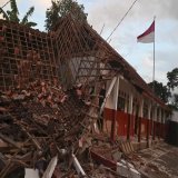 動画： #インドネシア #地震 で160人超が死亡、建物倒壊で多数が生き埋め　死傷者さらに増加の恐れ
